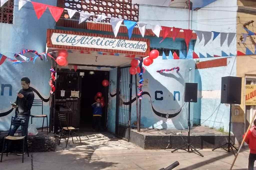 El incendio se produjo en una vivienda cercana al Club Atlético Necochea. Facebook.
