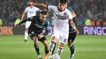 Brian Aguirre avanza con la pelota. Gentileza: prensa Newell's Old Boys.