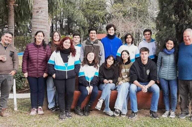 Además