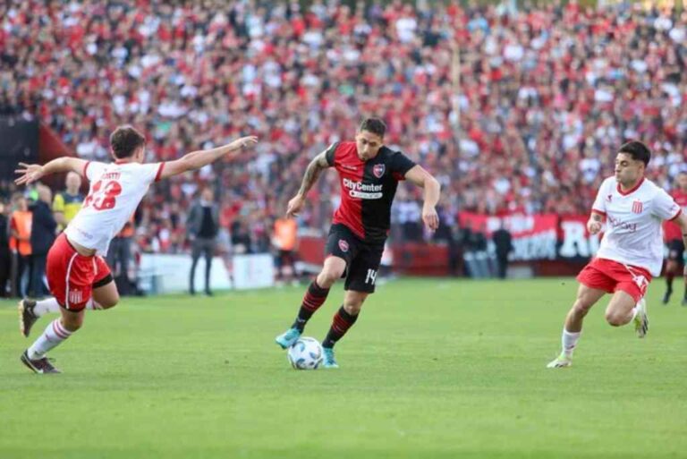 Armando Méndez avanza con el balón. Gentileza: prensa Newell's Old Boys.