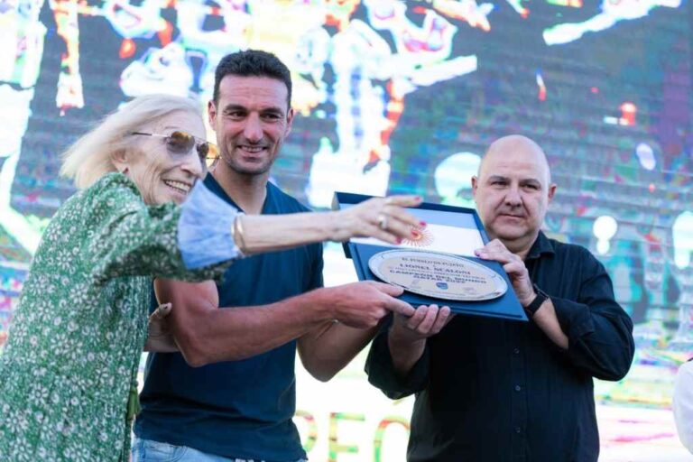 Fossaroli con Scaloni durante los festejos después de Qatar 2022. Archivo.