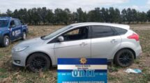 El Ford Focus apareció abandonado en un campo del departamento Rosario. Gentileza.