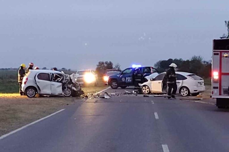 La colisión tuvo lugar en la madrugada del domingo entre un automóvil Toyota Etios y un Ford Focus. Gentileza.