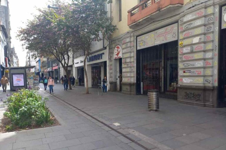 Muy poca gente pasó este lunes por el microcentro rosarino. Mirador Provincial.