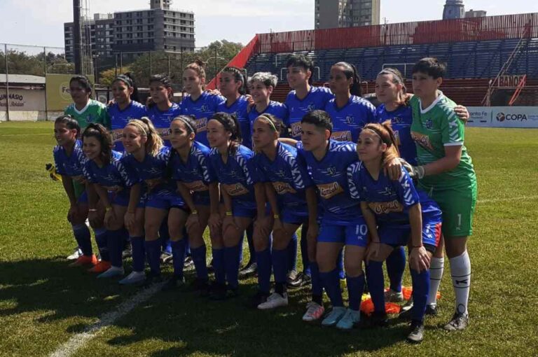 Las campeonas antes de la final en la cancha de Central Córdoba. Gentileza: prensa Liga Santafesina de Fútbol.