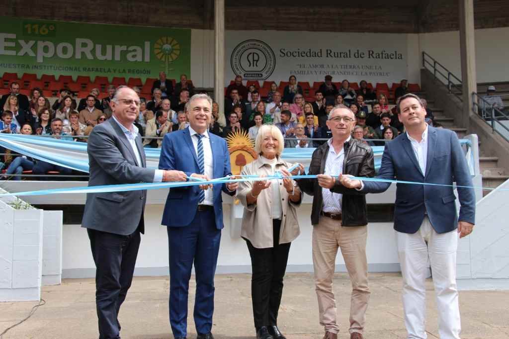 Funcionarios y dirigentes participaron de la apertura oficial de la exposición. Gentileza: prensa Gobierno de Santa Fe.