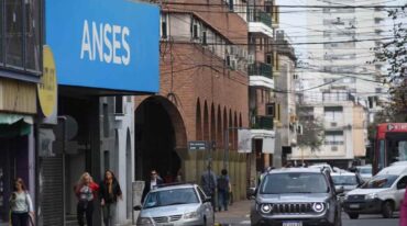 El universo al que apunta el beneficio son las personas con trabajo informal de entre 18 y 64 años. Archivo/Mauricio Garín.
