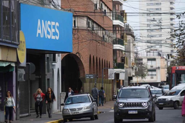 El universo al que apunta el beneficio son las personas con trabajo informal de entre 18 y 64 años. Archivo/Mauricio Garín.