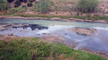 Los desechos cloacales pasan sin tratamiento alguno a las aguas del río en Rosario. Archivo