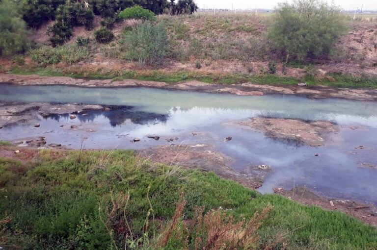 Los desechos cloacales pasan sin tratamiento alguno a las aguas del río en Rosario. Archivo