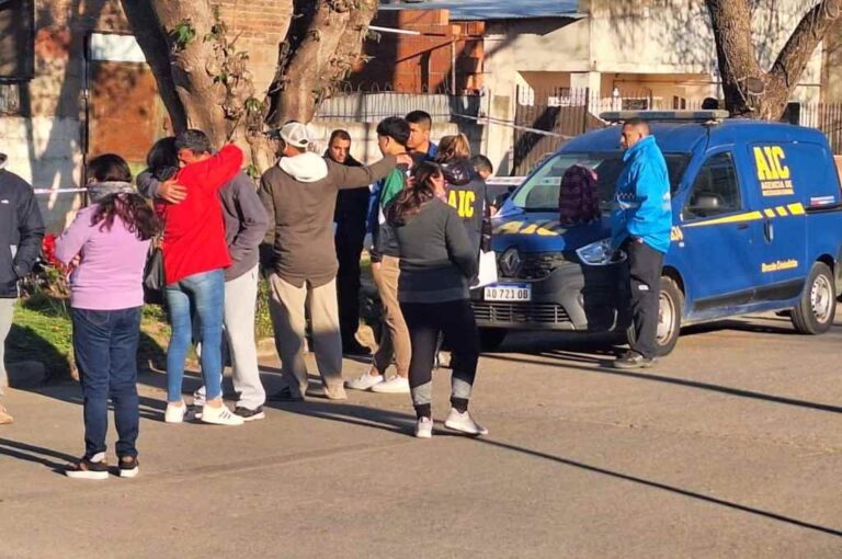 El dolor de familiares y amigos de la víctima. Sur24.