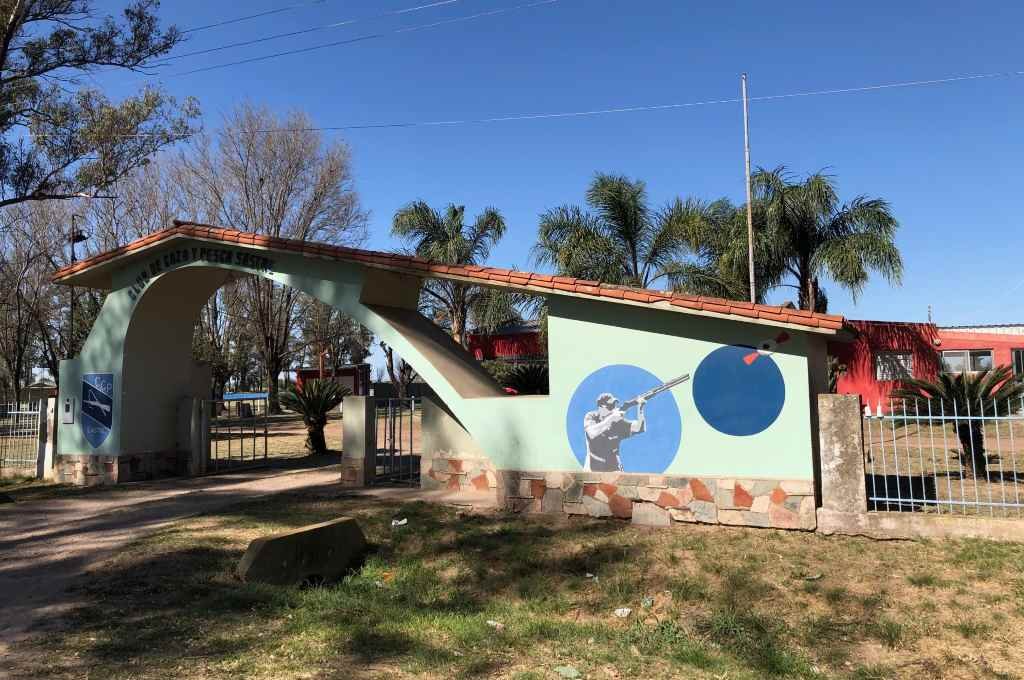 El Club Caza y Pesca Sastre está ubicado en el sector noroeste de la ciudad