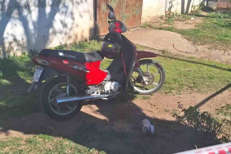 La motocicleta en la que Stella salía de su casa para dirigirse al hospital a trabajar.