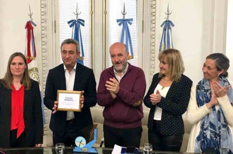 El intendente Javkin estuvo en el acto. Gentileza.