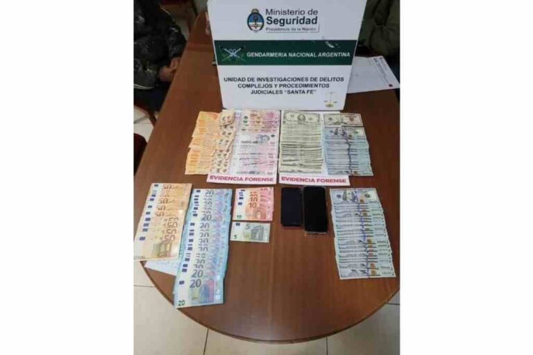 La policía provincial y Gendarmería incautaron una mesa repleta de dinero en moneda nacional y extranjera
