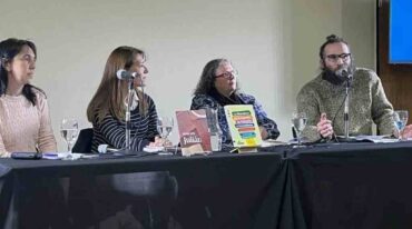 Beatriz Actis (tercera desde la izquierda) y Sebastián Ripari durante la reciente Feria del Libro de Rosario. Gentileza.