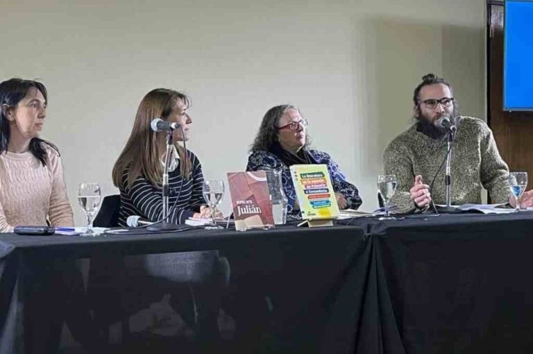 Beatriz Actis (tercera desde la izquierda) y Sebastián Ripari durante la reciente Feria del Libro de Rosario. Gentileza.