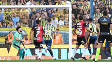 Malcorra ya pateó y el balón ingresa en el arco de Newell's. Marcelo Manera.