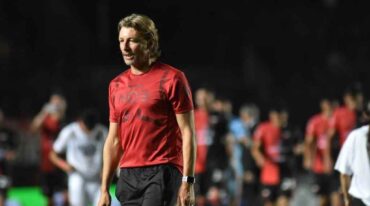 Gabriel Heinze afirmó que todavía tiene mucho para darle al equipo y no piensa dar un paso al costado tras perder el clásico ante Central en el Gigante de Arroyito. Archivo.