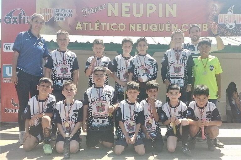 Universitario fue uno de los clubes participantes y cada jugador se llevó su medalla.