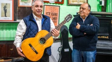 Rondán Grasso entregó su primera guitarra al Museo de la Música