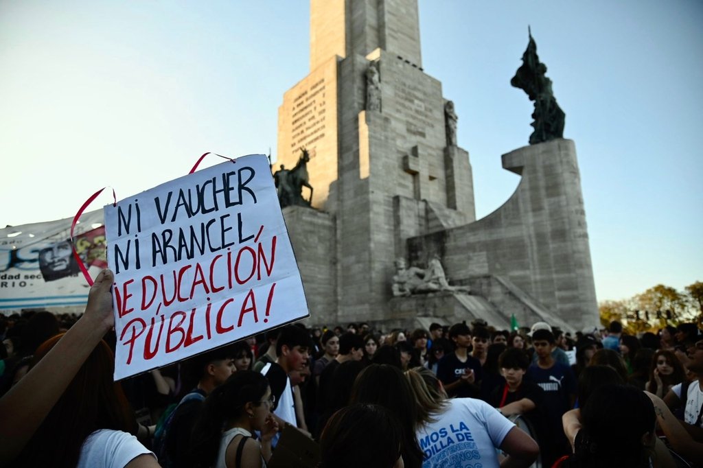 La movilización se realizó desde la plaza San Martín hasta el Monumento Nacional a la Bandera. Marcelo Manera
