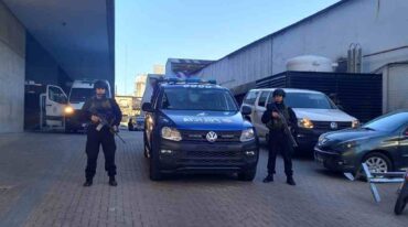 Personal policial custodiando la llegada de Leiva al Cemafe. Gentileza: prensa UR I.