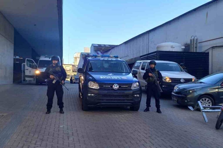 Personal policial custodiando la llegada de Leiva al Cemafe. Gentileza: prensa UR I.