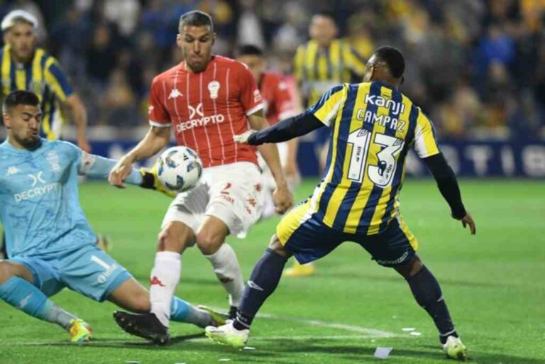 El colombiano Campaz toca de zurda y convierte el único gol del partido. Gentileza: prensa Rosario Central.