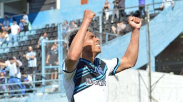 Alexis Cuello marcó los dos goles con los que Almagro le ganó 2 a 1 a Patronato en el estadio 3 de Febrero.
