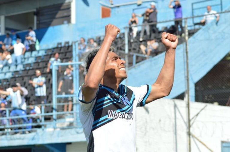 Alexis Cuello marcó los dos goles con los que Almagro le ganó 2 a 1 a Patronato en el estadio 3 de Febrero.