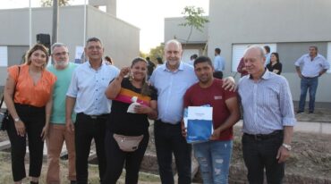 El gobernador entregó las llaves de sus viviendas a las familias de Tostado. Gentileza