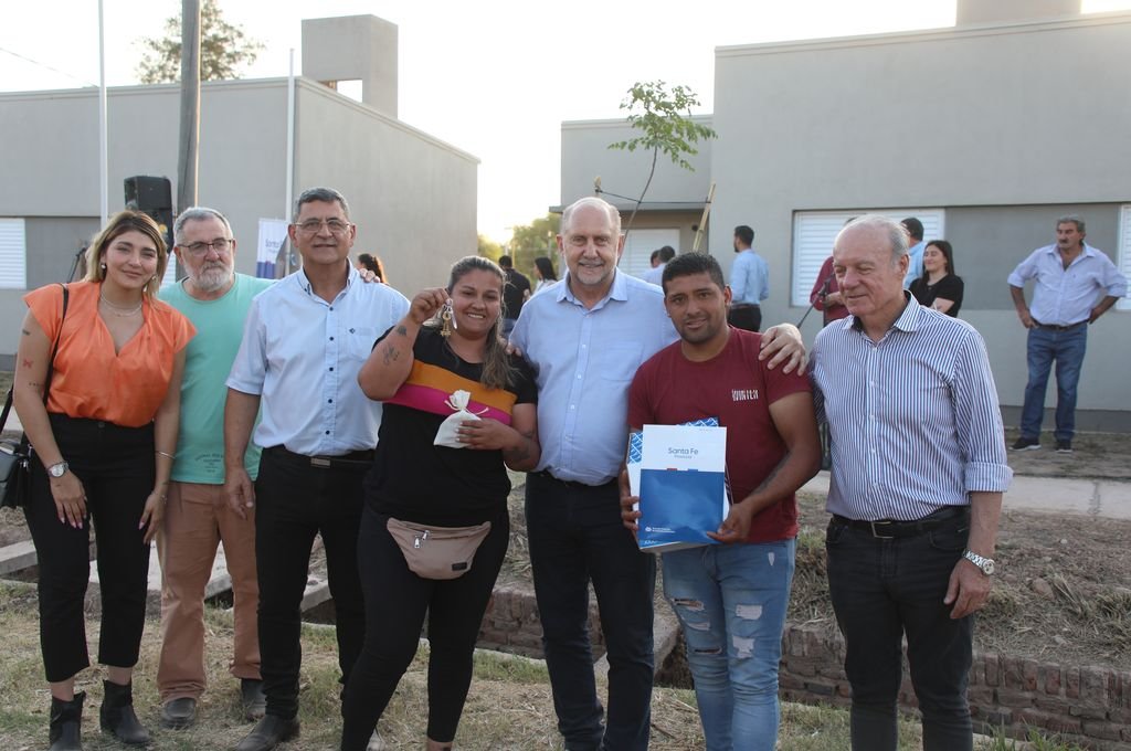 El gobernador entregó las llaves de sus viviendas a las familias de Tostado. Gentileza