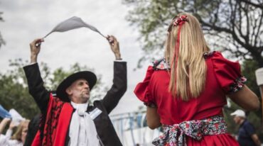 Como bandas y solistas de folclore local se presentarán: Patricia Verón y los Yaganes