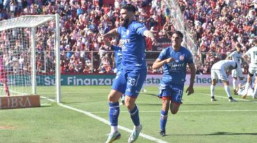 El delantero Nicolás Orsini festeja su tanto