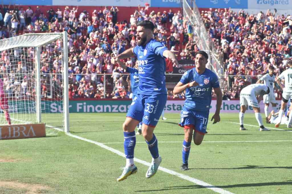 El delantero Nicolás Orsini festeja su tanto