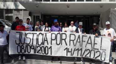 Familiares de la víctima pidieron justicia en las escalinatas de Tribunales. Néstor Belini