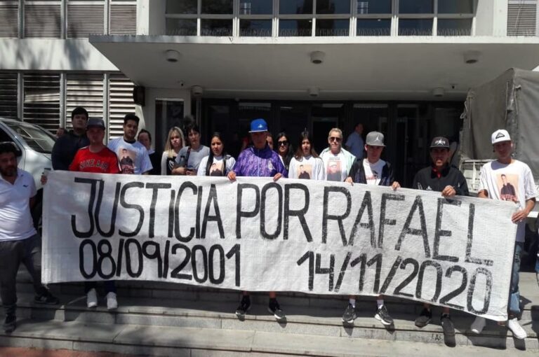 Familiares de la víctima pidieron justicia en las escalinatas de Tribunales. Néstor Belini