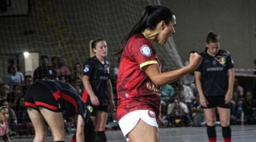 Mendoza festeja y la desazón se refleja en el rostro de las jugadoras paranaenses. Mateo Scetta