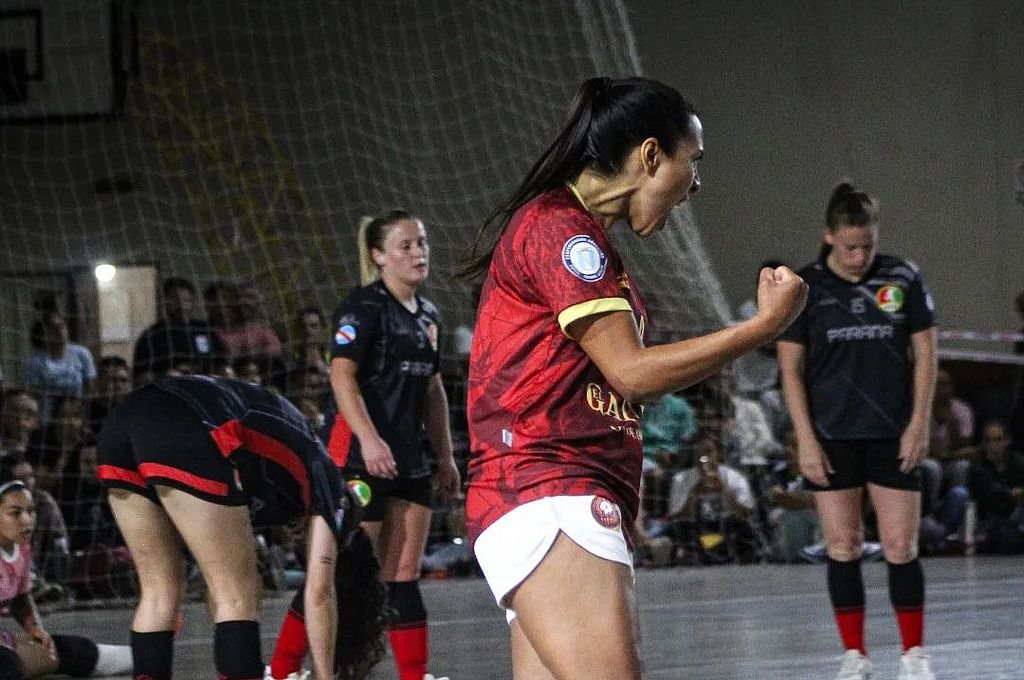Mendoza festeja y la desazón se refleja en el rostro de las jugadoras paranaenses. Mateo Scetta