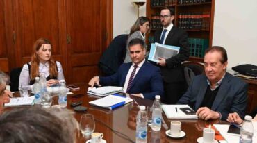 Un momento antes de la extensa reunión entre los miembros de la Comisión de Acuerdos de la Asamblea Legislativa y el titular de la Auditoría General de Gestión