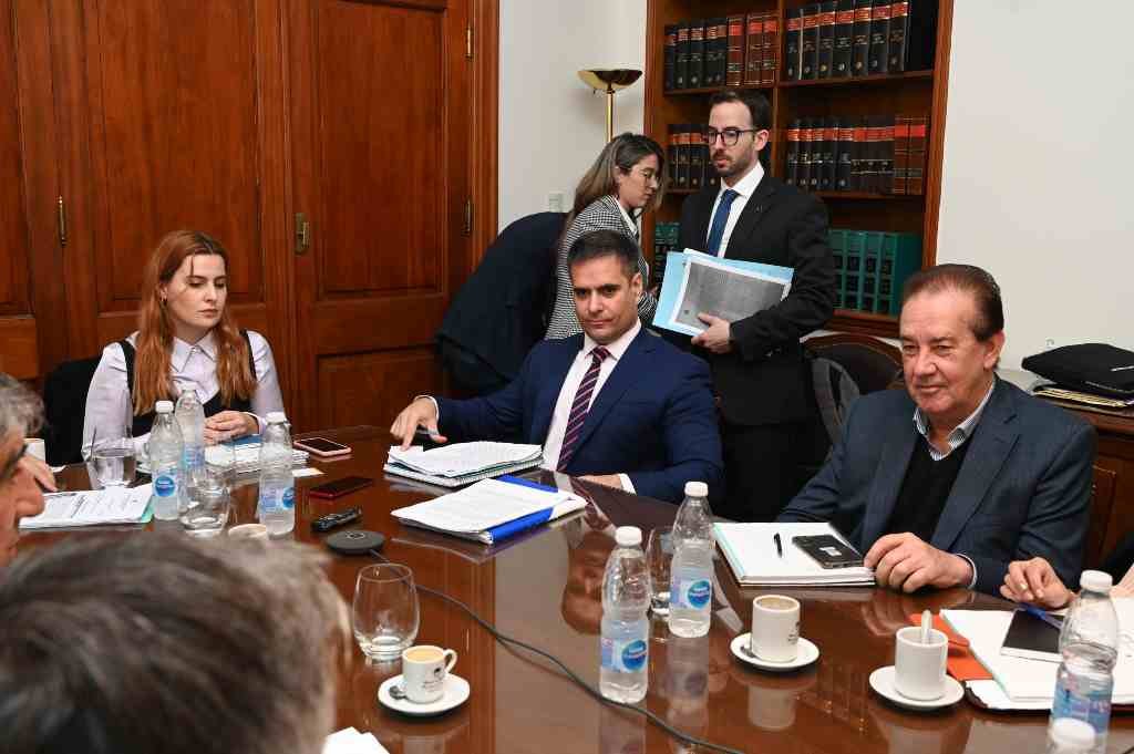 Un momento antes de la extensa reunión entre los miembros de la Comisión de Acuerdos de la Asamblea Legislativa y el titular de la Auditoría General de Gestión