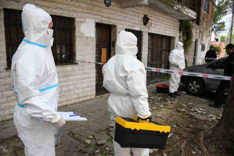 Personal de policía forense llegó al lugar. Marcelo Manera.