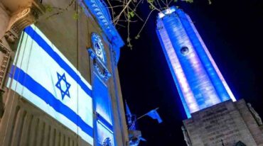 Los dos edificios fueron iluminados con los colores israelíes. Gentileza.