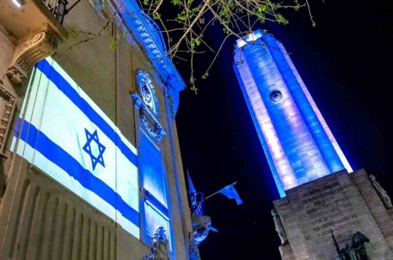 Los dos edificios fueron iluminados con los colores israelíes. Gentileza.