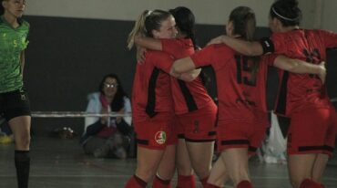 Las jugadoras de Paraná se abrazan tras la goleada contra Tucumán. El campeón está a un paso de las semifinales. Juan Manuel Fernández