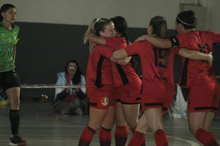 Las jugadoras de Paraná se abrazan tras la goleada contra Tucumán. El campeón está a un paso de las semifinales. Juan Manuel Fernández