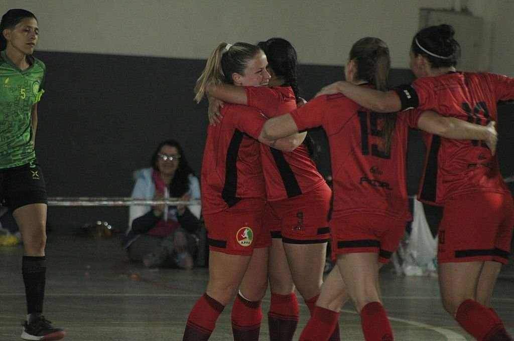 Las jugadoras de Paraná se abrazan tras la goleada contra Tucumán. El campeón está a un paso de las semifinales. Juan Manuel Fernández