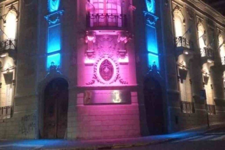 El Palacio Vasallo y otros edificios se iluminarán de celeste y rosa. Gentileza.