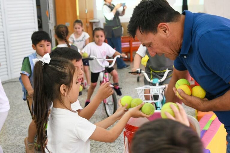 'Trabajamos en dos turnos con más de 120 chicos y docentes